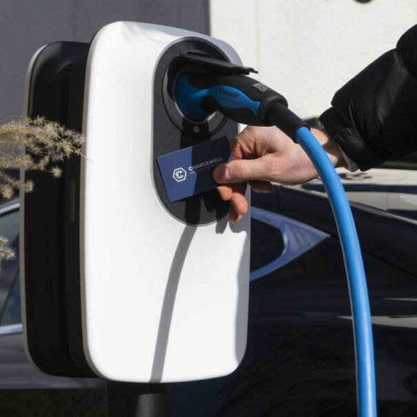 Thuis zakelijk laden is een belangrijk aspect voor werknemers met elektrische bedrijfsauto's. Het biedt niet alleen gemak, maar maakt ook de verrekening van laadkosten eenvoudiger en efficiënter. In deze gids verkennen we de voordelen en hoe u uw laadkosten kunt verrekenen.