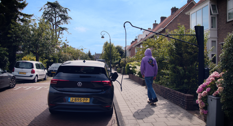 Laadpaalhengel op een publieke parkeerplaats