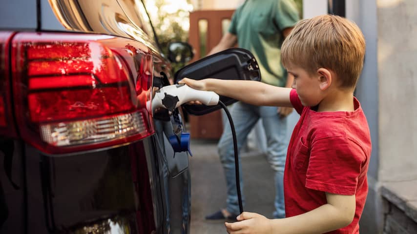 Nederlanders met elektrische auto ontkomen ook in 2025 aan wegenbelasting